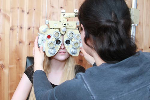 En ung pige får testet sine øjne ved en forundersøgelse hos en optometrist
