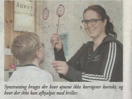 Udklip fra avisartikel med Malene Sværke fra Syn & Balance som tester og træner en skoledreng